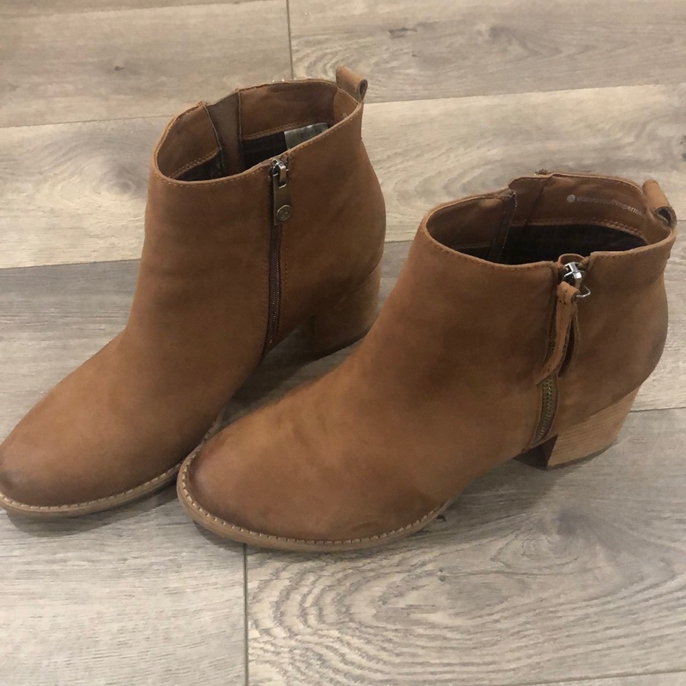 Blondo Nova Waterproof Bootie size 10